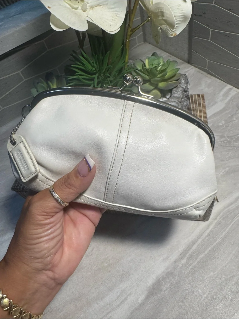 Like NEW Coach KISS LOCK Soft Off White Leather Clutch 2 Tone HangTag Fits Phone